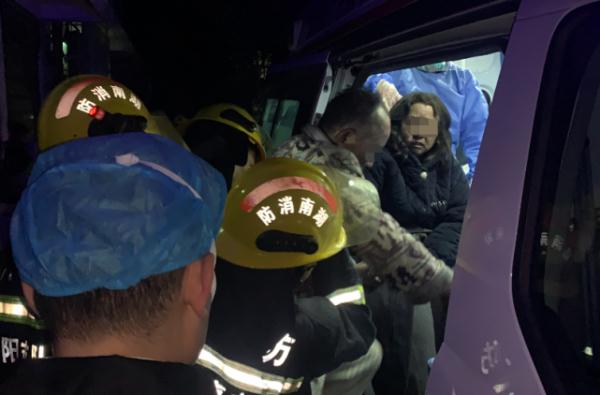 民房突然起火！男子凌晨喊楼叫醒邻居们，消防救出2位被困老人