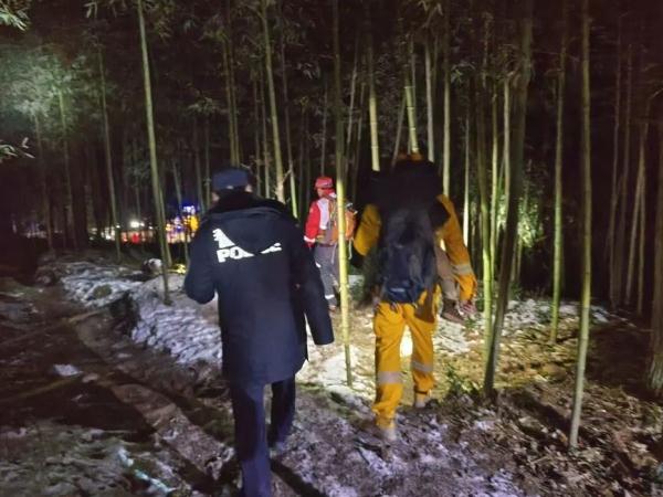 “我儿子不行了！”上海母子赏雪被困山顶，找到时孩子已失温...警方提醒