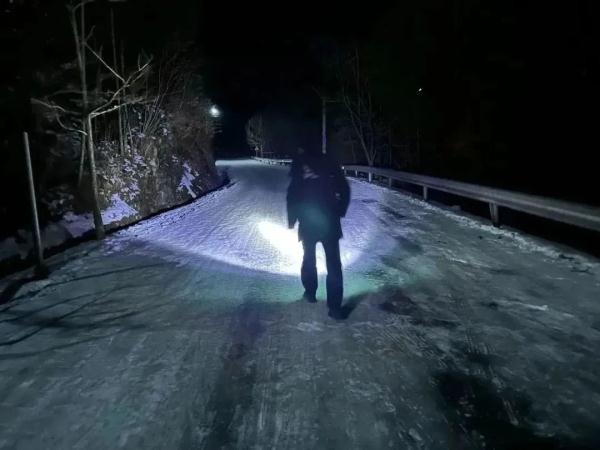 “我儿子不行了！”上海母子赏雪被困山顶，找到时孩子已失温...警方提醒