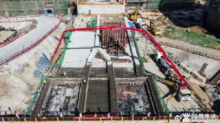 深圳地铁16号线二期首座车站顺利封顶
