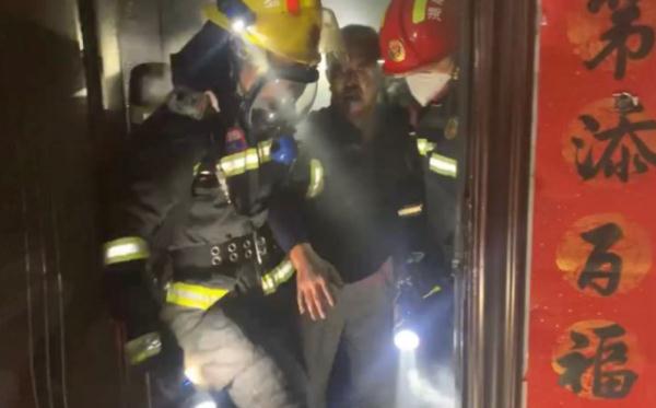 民房突然起火！男子凌晨喊楼叫醒邻居们，消防救出2位被困老人