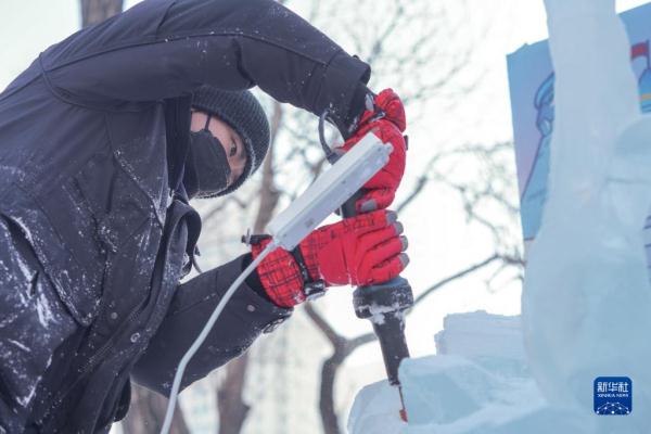 哈尔滨:冰雕高手“驯”冰秀技艺 哈尔滨:冰雕高手“驯”冰秀技艺