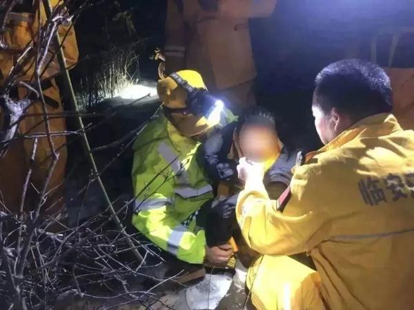 “我儿子不行了！”上海母子赏雪被困山顶，找到时孩子已失温...警方提醒