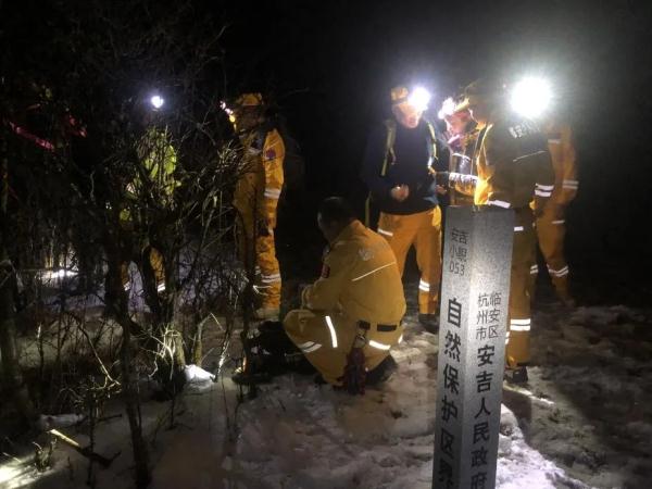 “我儿子不行了！”上海母子赏雪被困山顶，找到时孩子已失温...警方提醒