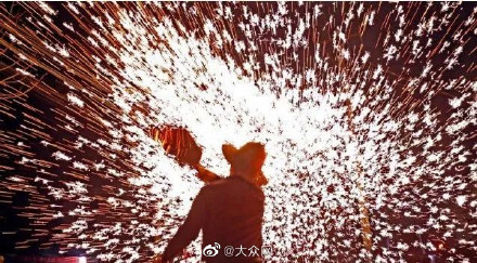 惊艳！聊城街头现打铁花表演 ！网友：好看是好看，但有些费头发
