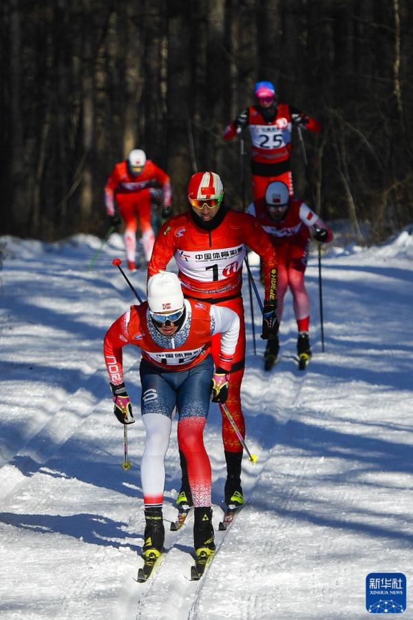 滑雪爱好者竞逐“中国瓦萨”国际滑雪节