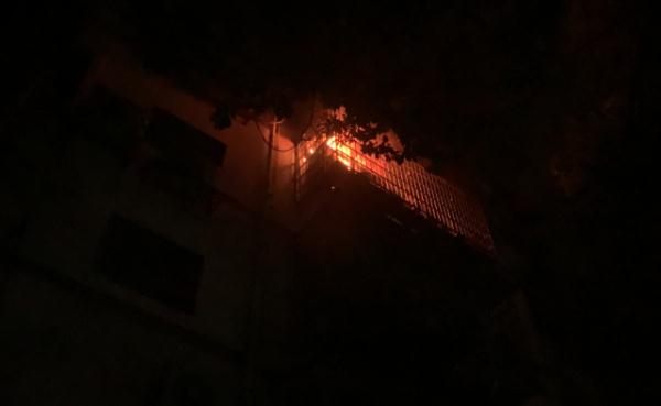 民房突然起火！男子凌晨喊楼叫醒邻居们，消防救出2位被困老人