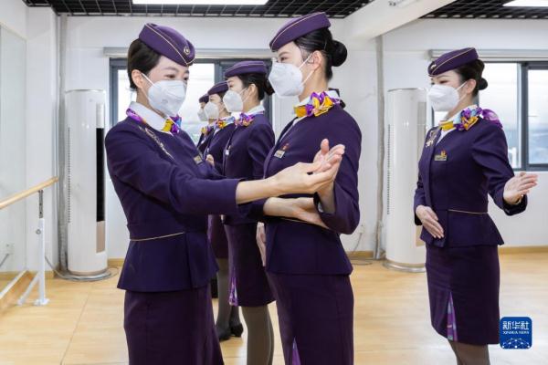 上海：高铁乘务员培训迎春运