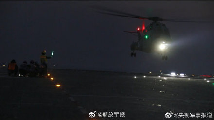 海军安徽舰昼夜开展舰载直升机飞行训练