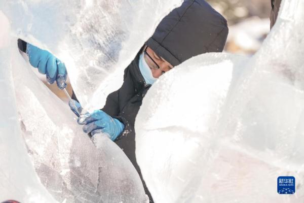 哈尔滨:冰雕高手“驯”冰秀技艺 哈尔滨:冰雕高手“驯”冰秀技艺