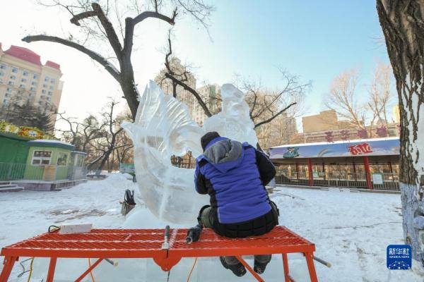 哈尔滨:冰雕高手“驯”冰秀技艺 哈尔滨:冰雕高手“驯”冰秀技艺