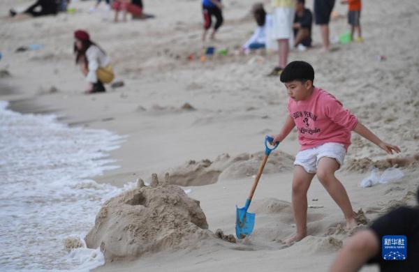 海南三亚:海滩人头攒动 海南三亚:海滩人头攒动
