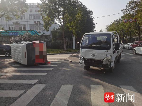 面包车速度快且未让右先行，直接被撞得侧翻在地