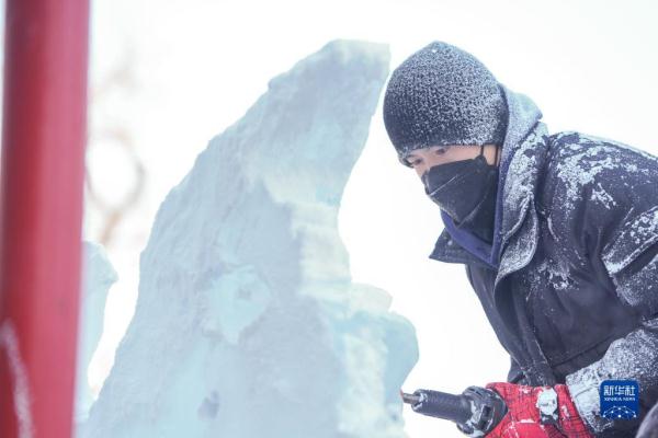 哈尔滨:冰雕高手“驯”冰秀技艺 哈尔滨:冰雕高手“驯”冰秀技艺