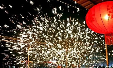 惊艳！聊城街头现打铁花表演 ！网友：好看是好看，但有些费头发