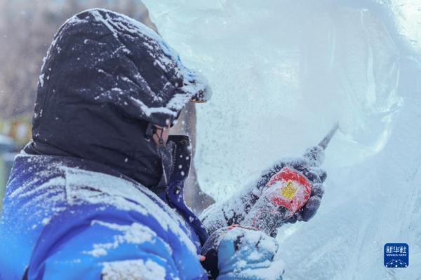 哈尔滨:冰雕高手“驯”冰秀技艺 哈尔滨:冰雕高手“驯”冰秀技艺
