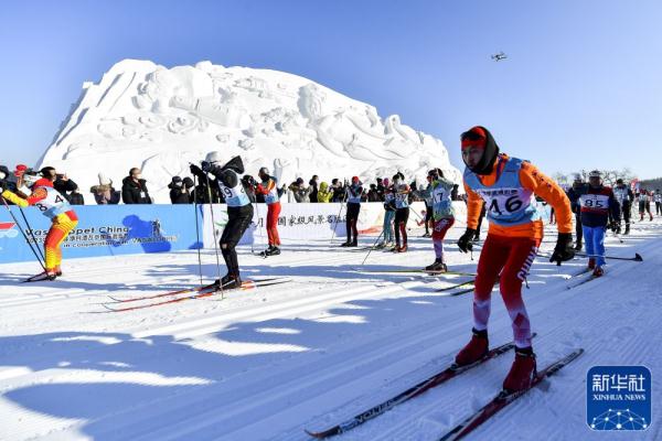 滑雪爱好者竞逐“中国瓦萨”国际滑雪节