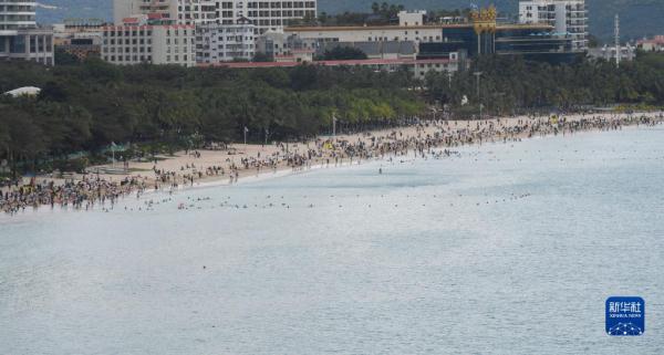 海南三亚:海滩人头攒动 海南三亚:海滩人头攒动