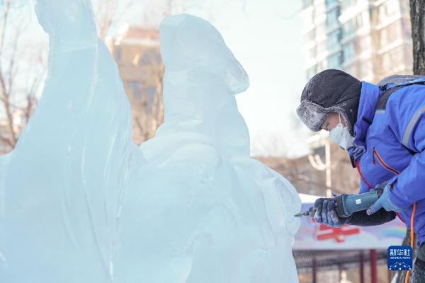 哈尔滨:冰雕高手“驯”冰秀技艺 哈尔滨:冰雕高手“驯”冰秀技艺