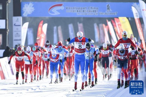 滑雪爱好者竞逐“中国瓦萨”国际滑雪节