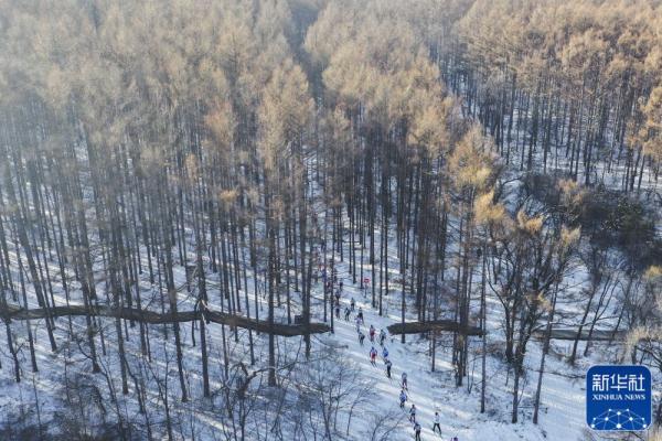 滑雪爱好者竞逐“中国瓦萨”国际滑雪节