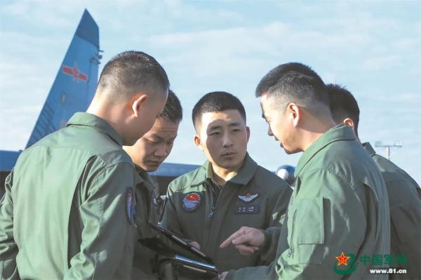 空军航空兵某旅新飞行员实弹射击训练掠影:雏鹰出击 呼啸云天 空军航空兵某旅新飞行员实弹射击训练掠影:雏鹰出击 呼啸云天