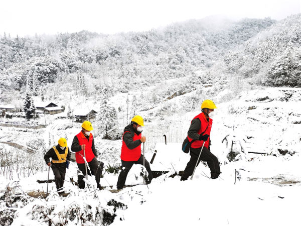 重庆:两条特高压线路首迎冰雪天气考验 重庆:两条特高压线路首迎冰雪天气考验
