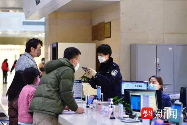 南京：出国旅游访友护照办理迎来高峰 ，业务量暴增好几倍