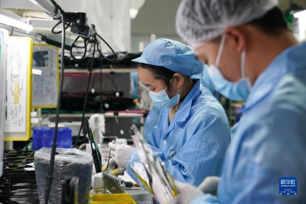 企业复工复产 生产线热火朝天