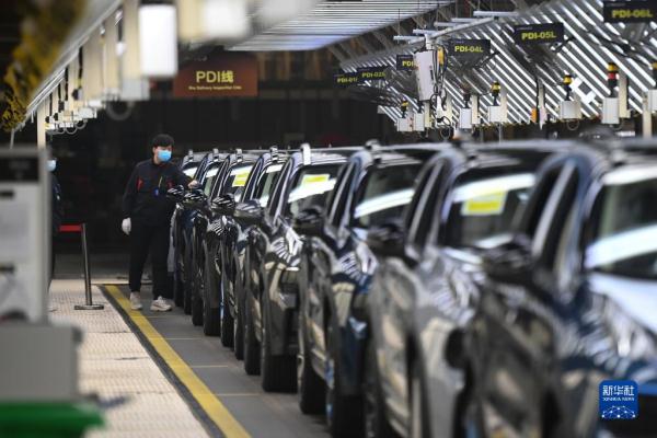 企业复工复产 生产线热火朝天