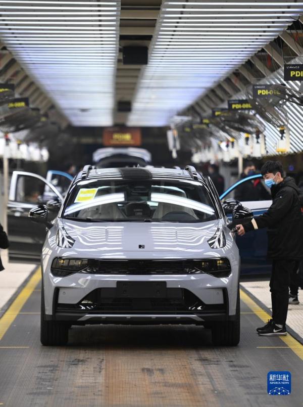 企业复工复产 生产线热火朝天