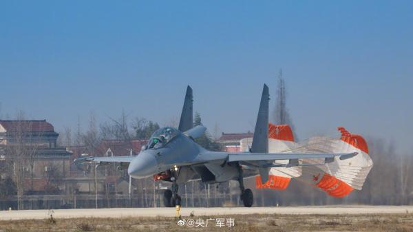 战鹰出击！空军航空兵新年开训高清图