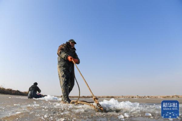 黄河岸边的冬捕人