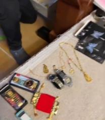74岁老人网购上瘾，假金链子成堆买