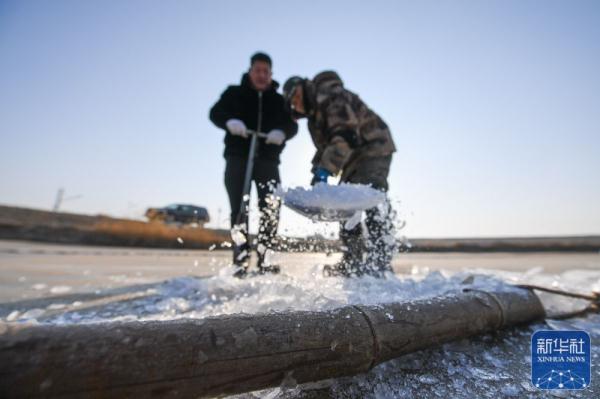 黄河岸边的冬捕人