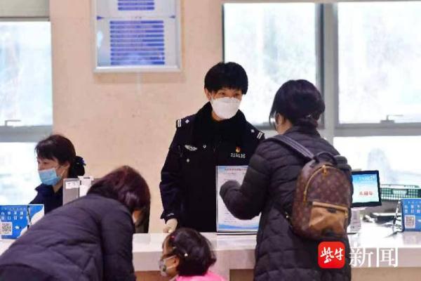 南京：出国旅游访友护照办理迎来高峰 ，业务量暴增好几倍