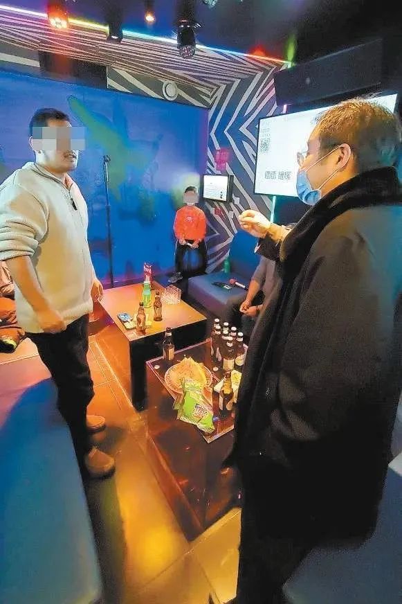 带小孩去KTV热闹热闹？违法啦！