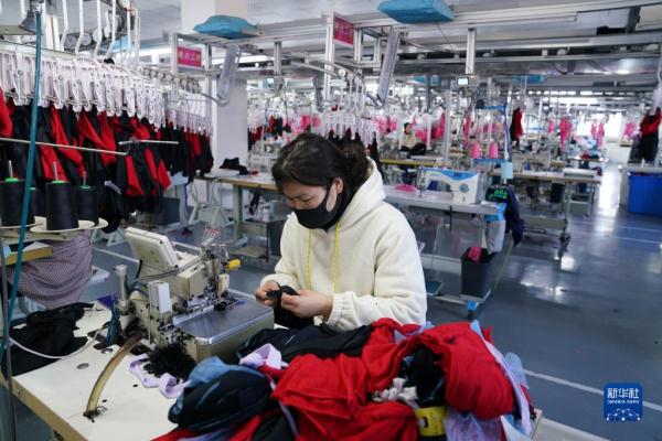 企业复工复产 生产线热火朝天