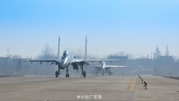 战鹰出击！空军航空兵新年开训高清图