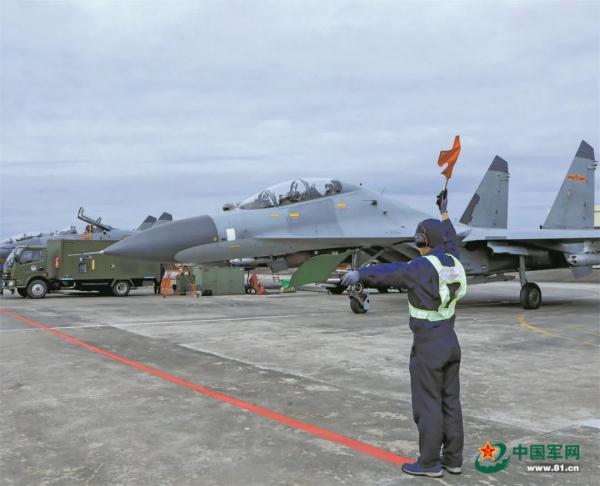 空军航空兵某旅新飞行员实弹射击训练掠影:雏鹰出击 呼啸云天 空军航空兵某旅新飞行员实弹射击训练掠影:雏鹰出击 呼啸云天