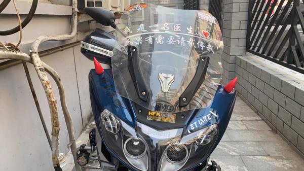 大爱！私家车主贴醒目标识：车内有AED，紧急情况破窗取用