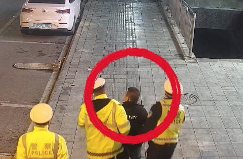 路遇交警查酒驾，弃车逃跑上演百米赛！最终…