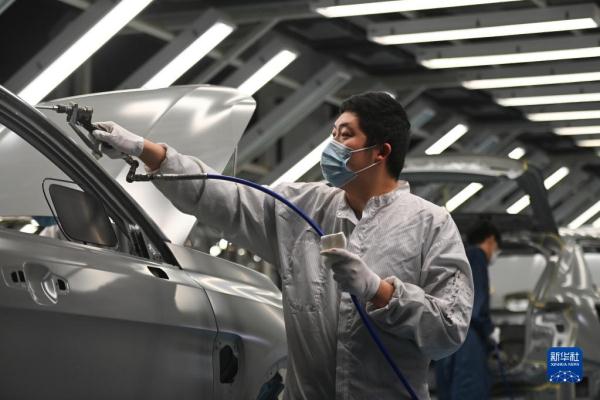 企业复工复产 生产线热火朝天