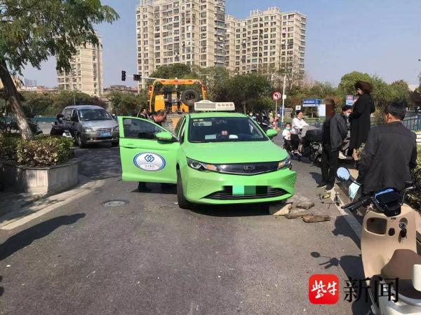 抄小路原本想节省时间，出租车撞上限宽地桩损失惨重