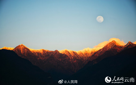 绝美！大理苍山日月同辉