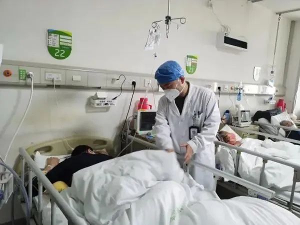 97岁慢阻肺新冠患者出院,记住这个“救命姿势”!没有血氧仪如何判断缺氧 97岁慢阻肺新冠患者出院,记住这个“救命姿势”!没有血氧仪如何判断缺氧