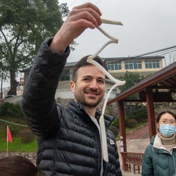 “歪果仁”体验中国传统习俗