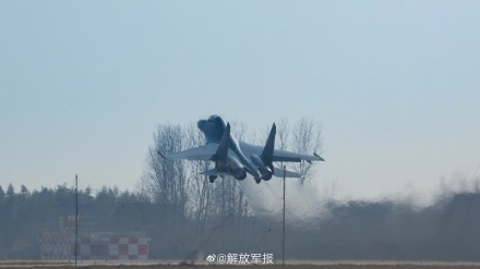 歼-16，帅气冲天！