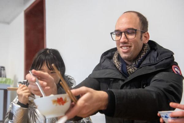 “歪果仁”体验中国传统习俗