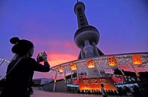 上海陆家嘴一变电箱成网红，爬“石墩”打卡三件套！解锁安全小众的私藏打卡点